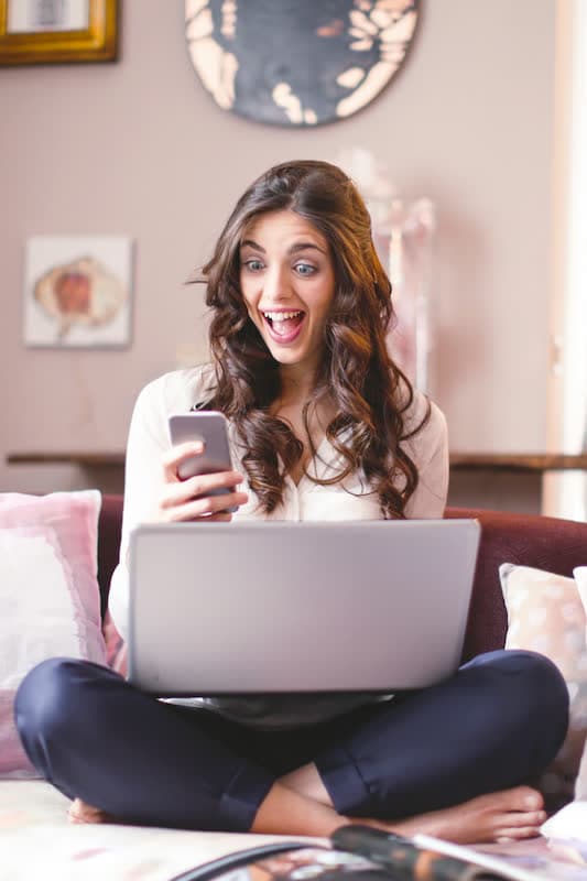 Pessoa procurando imóvel pelo notebook em casa